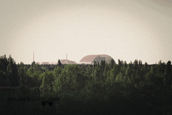 Вид на станцию и Саркофаг с крыши в Припяти