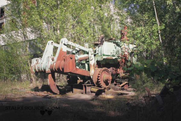 Брошенный завод «Юпитер» в Припяти Радиоуправляемый бульдозер Komatsu D-355W